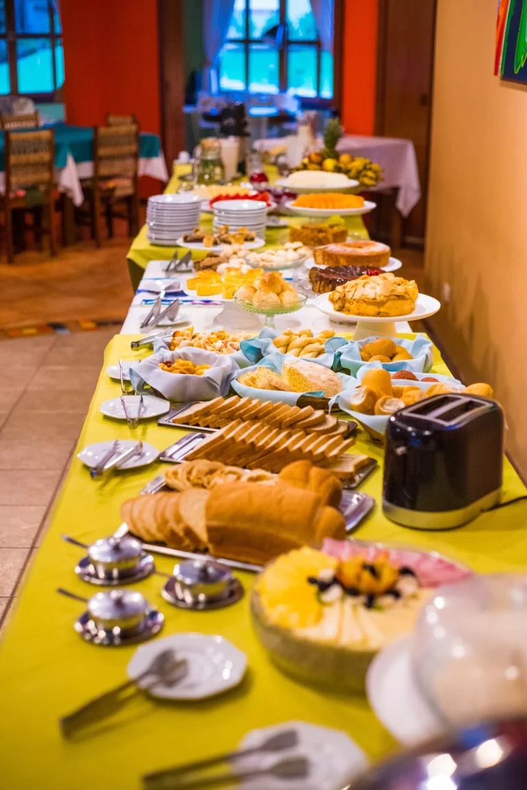 Cafe-da-Manha-completo-em-Bonito-Hotel-Pousada-Aguas-de-Bonito-light-paes-bolo-suco-chipa-sopa-paraguaia-frutas.jpg