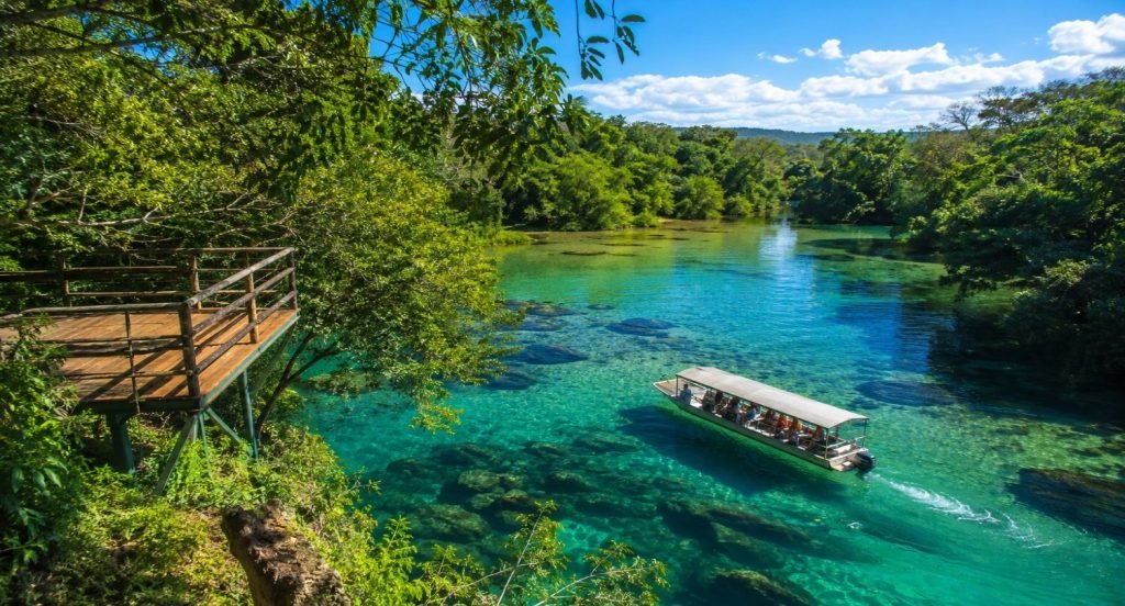 Passeio de barco no rio Bonito